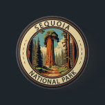 Sequoia National Park Illustratie Reiskunst Ronde Button 5,7 Cm<br><div class="desc">Sequoia vectorkunstwerk ontwerp. Het park bevat het hoogste punt in de aangrenzende Verenigde Staten, Mount Whitney, en is ten zuiden van het Nationaal Park van Kings Canyon.</div>