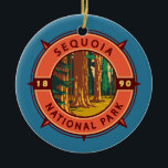 Sequoia National Park Retro Compass Embleem Keramisch Ornament<br><div class="desc">Sequoia vectorkunstwerk ontwerp. Het park bevat het hoogste punt in de aangrenzende Verenigde Staten,  Mount Whitney,  en is ten zuiden van het Nationaal Park van Kings Canyon.</div>