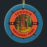 Sequoia National Park Retro Compass Embleem Keramisch Ornament<br><div class="desc">Sequoia vectorkunstwerk ontwerp. Het park bevat het hoogste punt in de aangrenzende Verenigde Staten,  Mount Whitney,  en is ten zuiden van het Nationaal Park van Kings Canyon.</div>