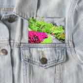 Sereen tuinpad met levendige roze bloemen button (Insitu)