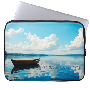 Seren meerlandschap met houten roeiboot laptop sleeve
