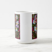 Serene Afro-Amerikaanse vrouw met bloemen Magische Mok (Midden)