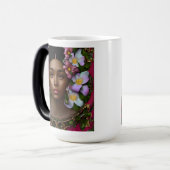 Serene Afro-Amerikaanse vrouw met bloemen Magische Mok (Voorkant links)