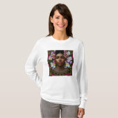 Serene Afro-Amerikaanse vrouw met bloemen T-shirt (Voorkant volledig)