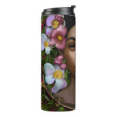 Serene Afro-Amerikaanse vrouw met bloemen Thermosbeker (Gedraaid links)