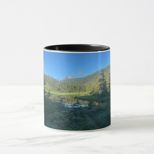 Serene Alaska Lake en Forest Mok (Midden)