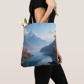 Serene Bergmeer & Herfstbomen Landschap Tote Bag (Dichtbij)