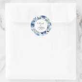 Serene Blauwe Bloemen Huwelijksuitnodigingen Ronde Sticker (Tas)