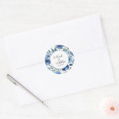 Serene Blauwe Bloemen Huwelijksuitnodigingen Ronde Sticker (Envelop)