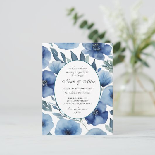 Serene Blauwe Bloemen Huwelijksuitnodigingen Uitnodiging Briefkaart (Staand voorkant)