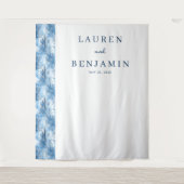 Serene Blauwe Dennenbomen Wandkleed (Voorkant)