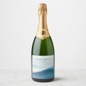Serene Blauwe Moderne Strand Sparkling Wijnetiket (Voorkant)