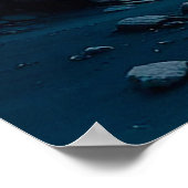 Serene Blauwe Rivier Stromend Tussen Dramatische B Poster (Hoek)