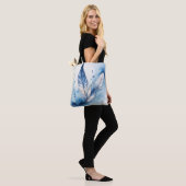 Serene Blauwe Veer Tote Bag (Op model)