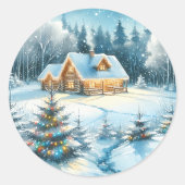 Serene blokhut in een winterbos ronde sticker (Voorkant)