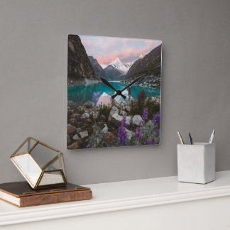 Serene Blue Mountain & River Wall Clock – Modern H Vierkante Klok