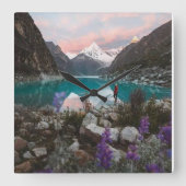 Serene Blue Mountain & River Wall Clock – Modern H Vierkante Klok (Voorkant)