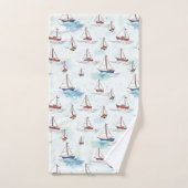 Serene Blue Red Sailing Boats op Zee Pattern Bad Handdoek (Handdoek)