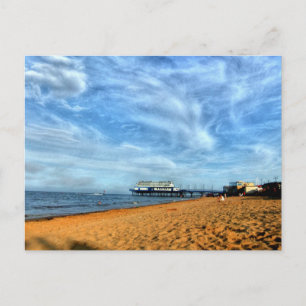 Serene Bright Beach met pier- en gemarmerde wolken Briefkaart