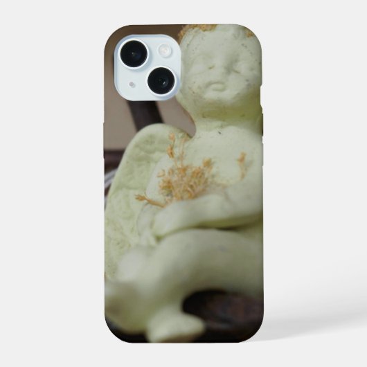 Serene Cherub Rust iPhone 15 Case (Achterkant)