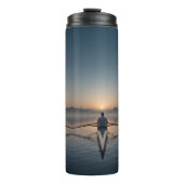 Serene Dawn Rowing Scull op glasachtig water Thermosbeker (Voorkant)