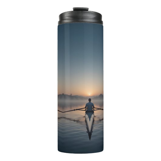 Serene Dawn Rowing Scull op glasachtig water Thermosbeker (Voorkant)