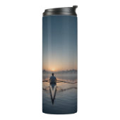 Serene Dawn Rowing Scull op glasachtig water Thermosbeker (Gedraaid links)