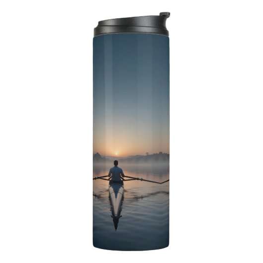 Serene Dawn Rowing Scull op glasachtig water Thermosbeker (Gedraaid links)