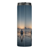 Serene Dawn Rowing Scull op glasachtig water Thermosbeker (Achterkant)