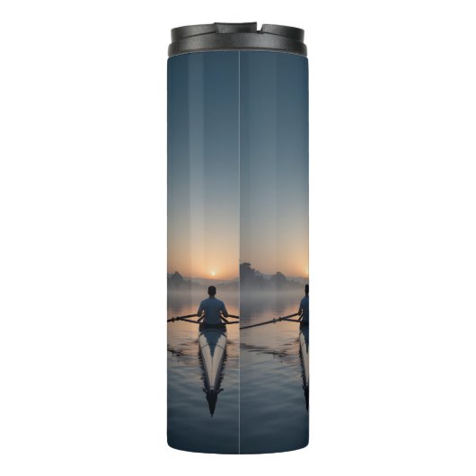 Serene Dawn Rowing Scull op glasachtig water Thermosbeker (Achterkant)