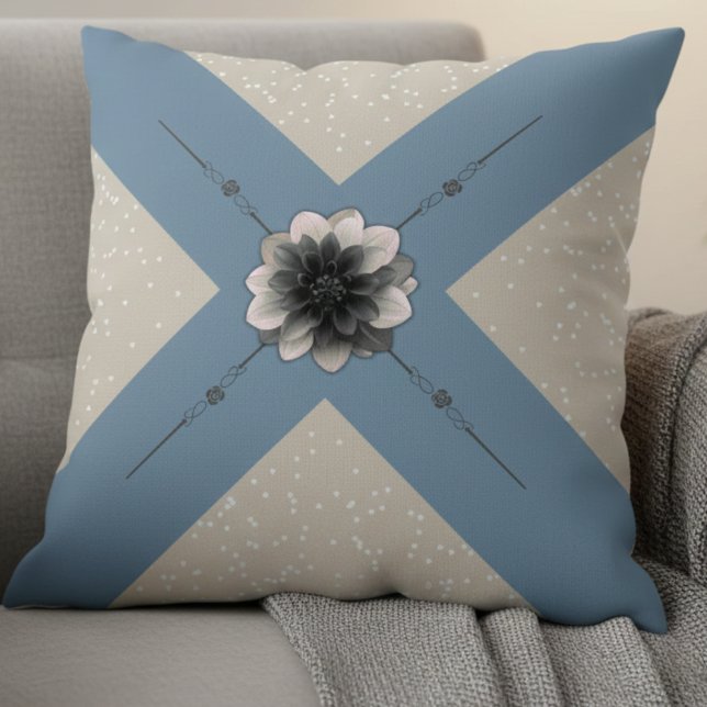 Serene Décor Stofblauwe en Beige Dahlia Kussen (Create a serene retreat. The Dahlia Pillow brings a modern calm to any sofa or chair)
