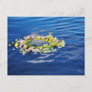 Serene Drijvende Wilde Bloemenkrans op Rustig Blau Briefkaart