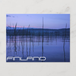 Serene en misty Lake na zwaar briefkaart