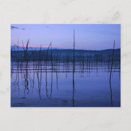 Serene en misty Lake na zwaar briefkaart