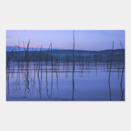 Serene en nevelig meer na hevige regen sticker. rechthoekige sticker
