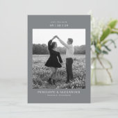 Serene Grayscale Minimalistische Foto Save The Date (Staand voorkant)