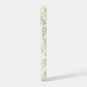 Serene Groene Bloemige Monogram iPhone 15 Case (Linkerkant)