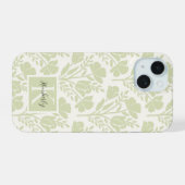 Serene Groene Bloemige Monogram iPhone 15 Case (Achterkant horizontaal)