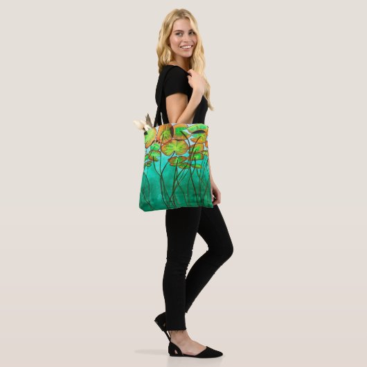 serene groene vijver met lilypads tote bag (Op model)