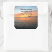 SERENE JOHANNES 8:12 ZONSOPKOMST OVER DE OCEAAN VIERKANTE STICKER (Tas)