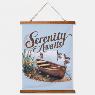 Serene Lake boot met ganzen en wilde bloemen Hangend Wandkleed