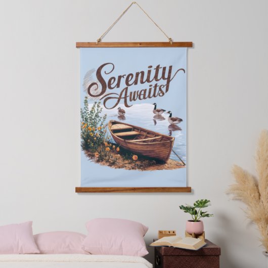 Serene Lake boot met ganzen en wilde bloemen Hangend Wandkleed (Slaapkamer)