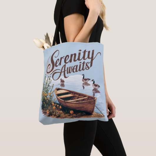Serene Lake boot met ganzen en wilde bloemen Tote Bag (Dichtbij)