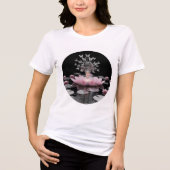Serene Lotus Queen T-shirt 👑🌺 (Voorkant)