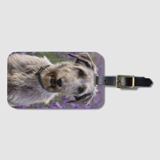 Serene Majesteit: Wolfshond Zittend in een Paarse Bagagelabel (Voorkant (horizontaal))