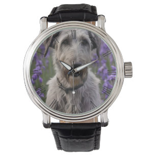 Serene Majesteit: Wolfshond Zittend in een Paarse Horloge