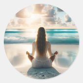Serene meditatie aan de oceaan ronde sticker (Voorkant)