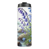 Serene Mountain Stream met Bloeiende Blauwbellen Thermosbeker (Voorkant)