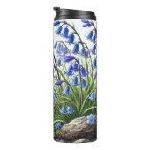 Serene Mountain Stream met Bloeiende Blauwbellen Thermosbeker (Geroteerd rechts)