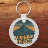 Serene Mountain Sunrise Retro Emblem Sleutelhanger (Voorkant)
